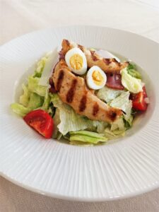 Храната - един от най-важните критерии за избор на почивка ceaser salad orbita spa