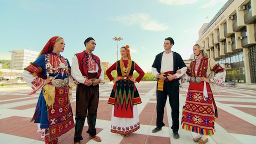 Фолклорът в планинските райони в Югозападна България Фолклорът в планинските райони в Югозападна България nosii 1